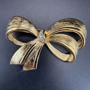 Vintage AVON Rhinestone Bow Textured Gold Tone Brooch Pin Signed AVON